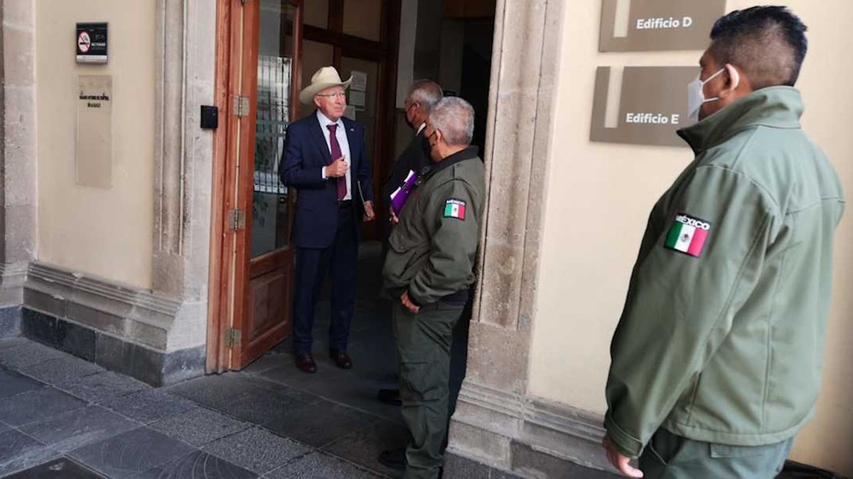 Ken Salazar se reúne con secretario de Hacienda
