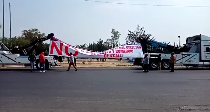 Manifestantes expresan que el director les pide “favores sexuales”.