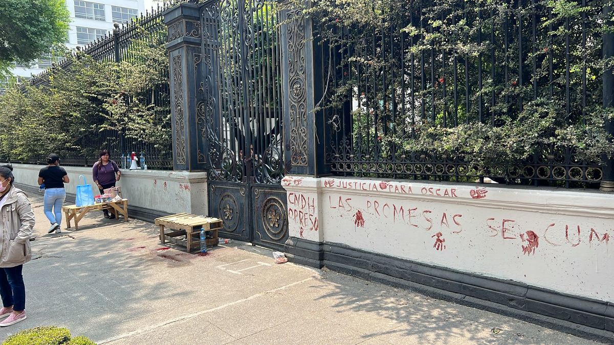 La mujer pinto frases en paredes y la puerta de la Segob. (Ramón Ramírez)