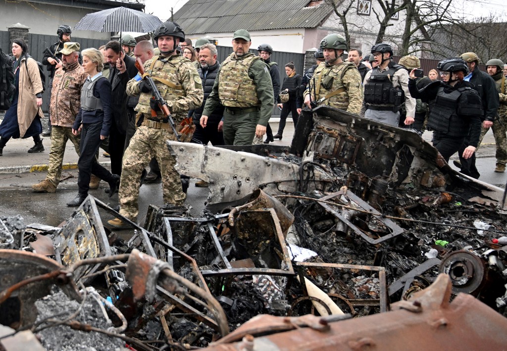 Recorrido por la devastada zona de Bucha en Ucrania. (AFP)