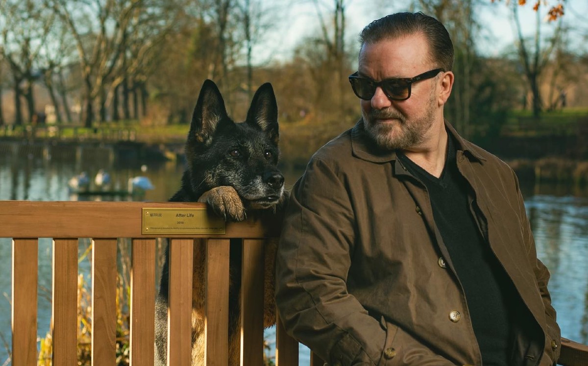 Ricky Gervais respalda a Chris Rock tras golpe de Will Smith
