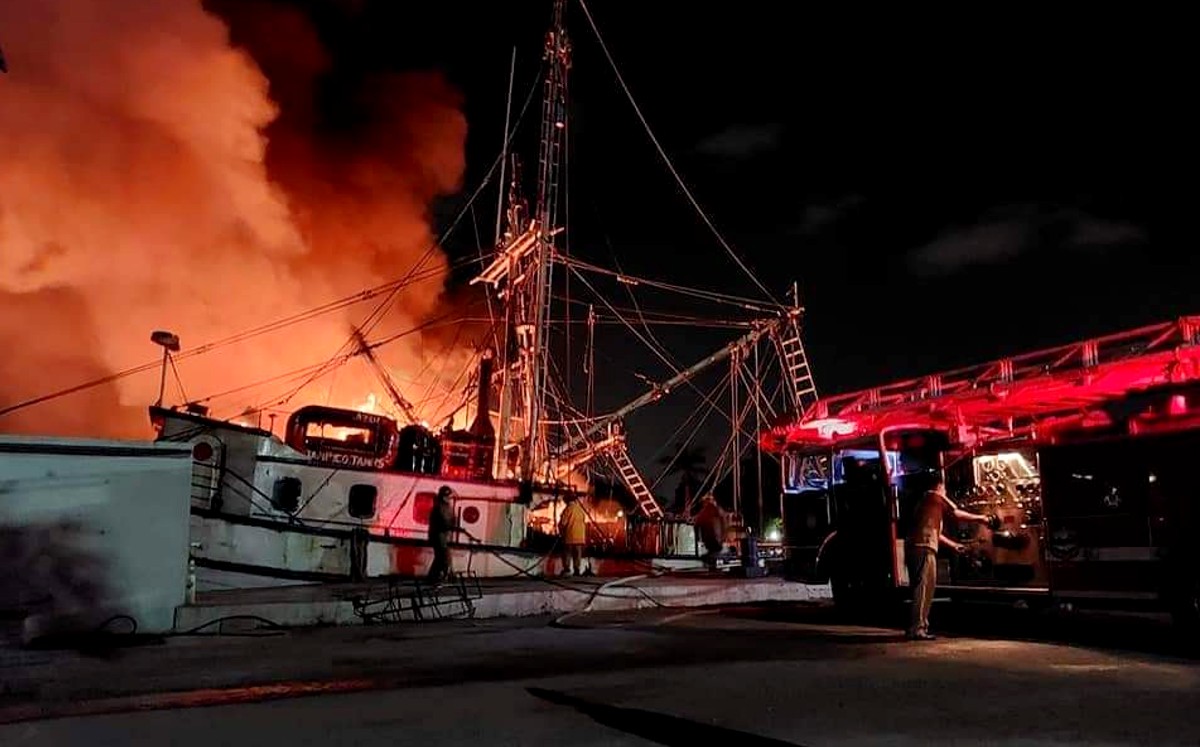 Se incendian barcos camaroneros en la Isleta Pérez