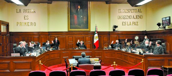 Sesión en el pleno de la SCJN y manifestación de simpatizantes de la iniciativa presidencial. Especial y Cuartoscuro