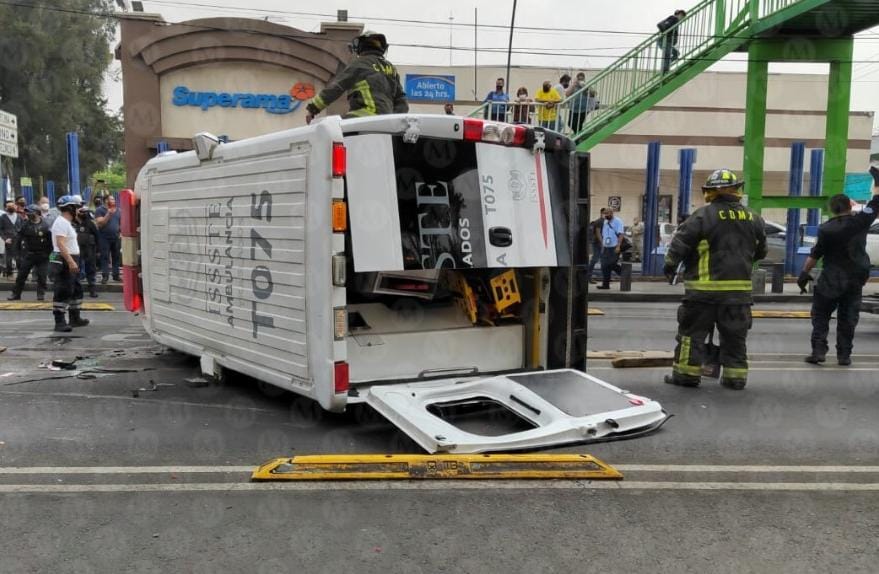La ambulancia presuntamente transportaba a una persona cuando fue impactada por la patrulla. (Jorge Becerril)