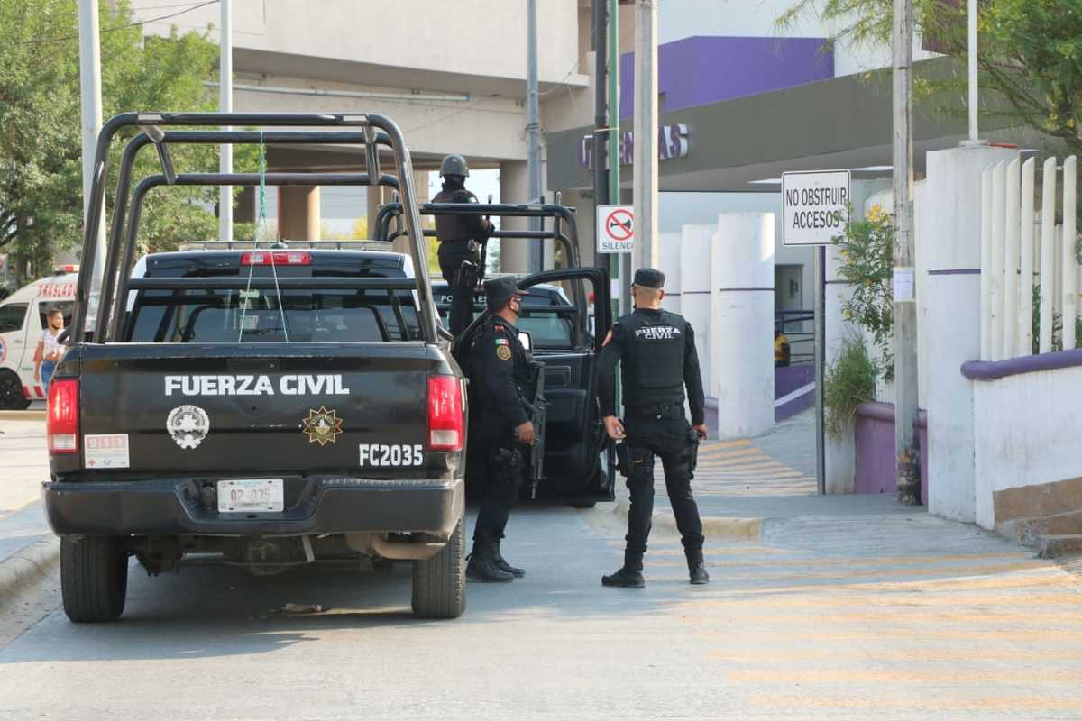 A bordo de una patrulla de Fuerza Civil, fue trasladado de regreso al penal. Foto: Leonel Rocha