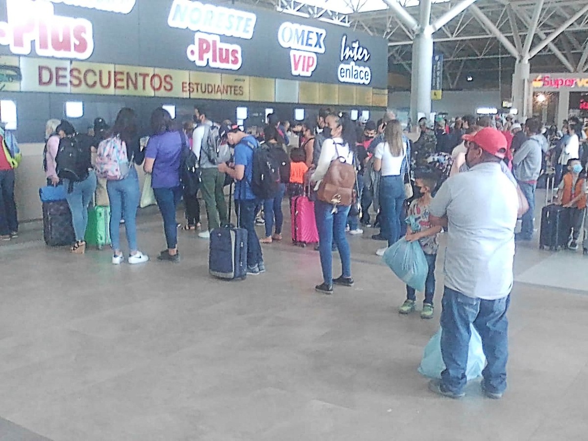 Central de Autobuses de Monterrey reporta gran afluencia de personas. Foto: César Cubero.