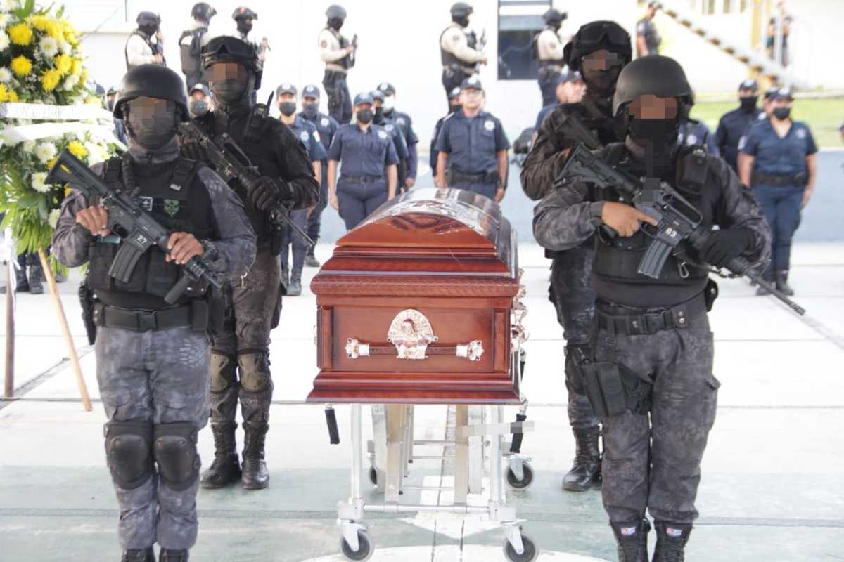 Compañeros hicieron guardia en el féretro. (Arnoldo Delgadillo)