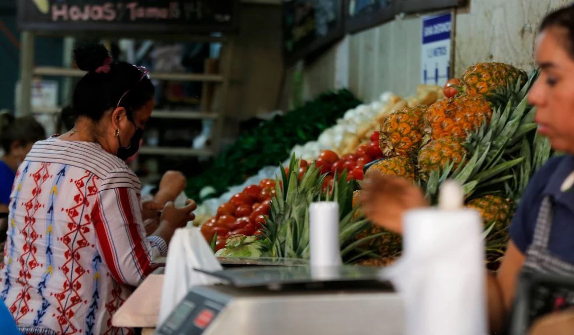 Al ir a realizar las compras al supermercado, cada vez son menos los productos que se pueden adquirir. | Mauricio Román