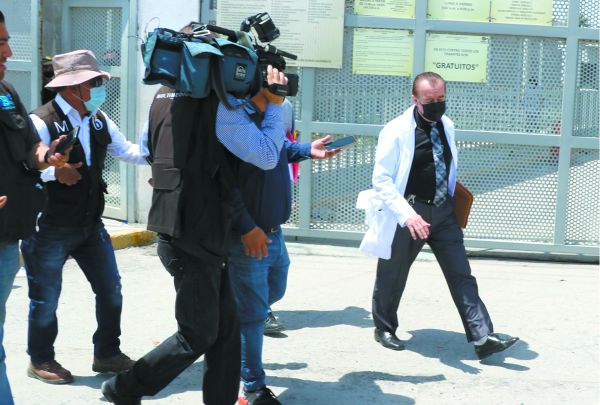 El médico Carlos Arredondo acudió al reclusorio para evaluar los síntomas del ex gobernador de Nuevo León. Fotos: Raúl Palacios