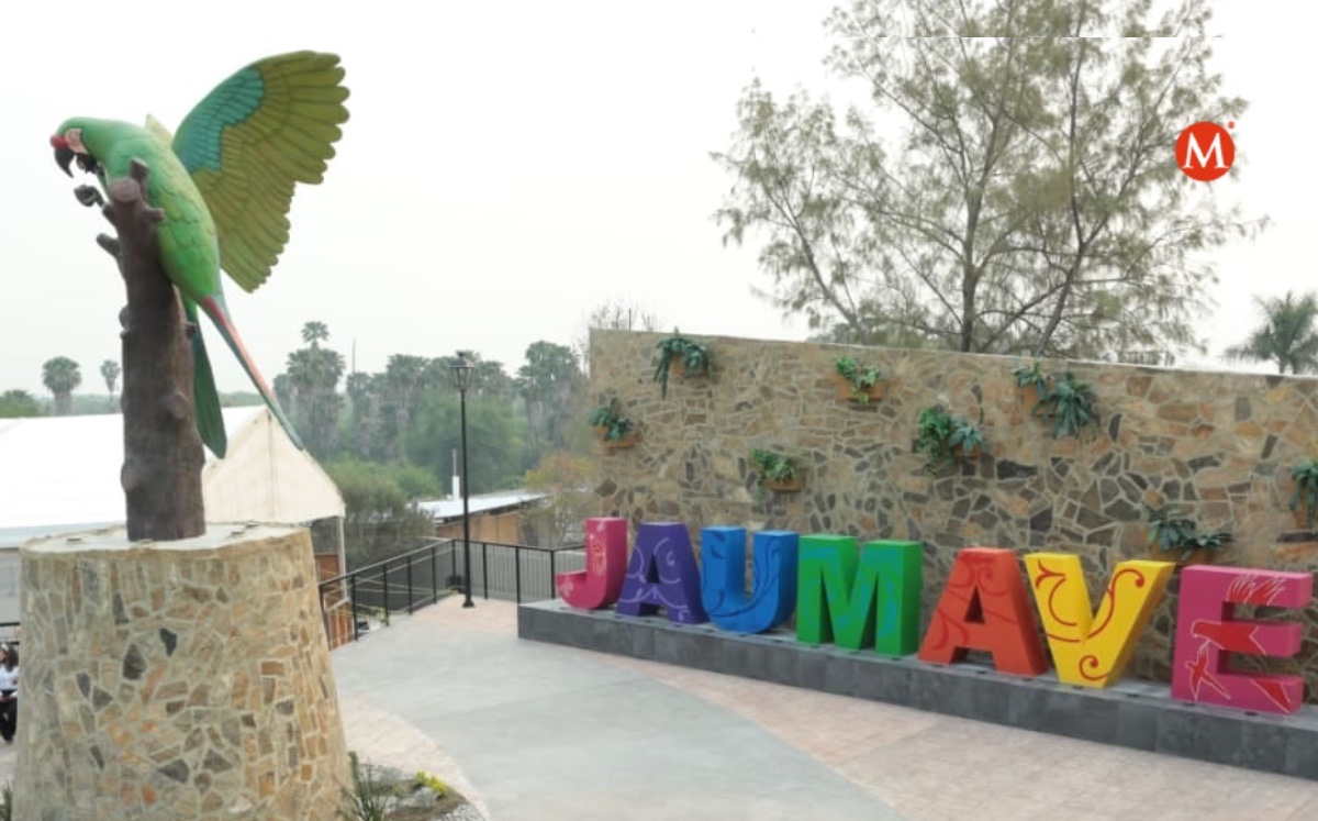Monumento a la guacamaya verde en Jaumave, Tamaulipas. (Cortesía)