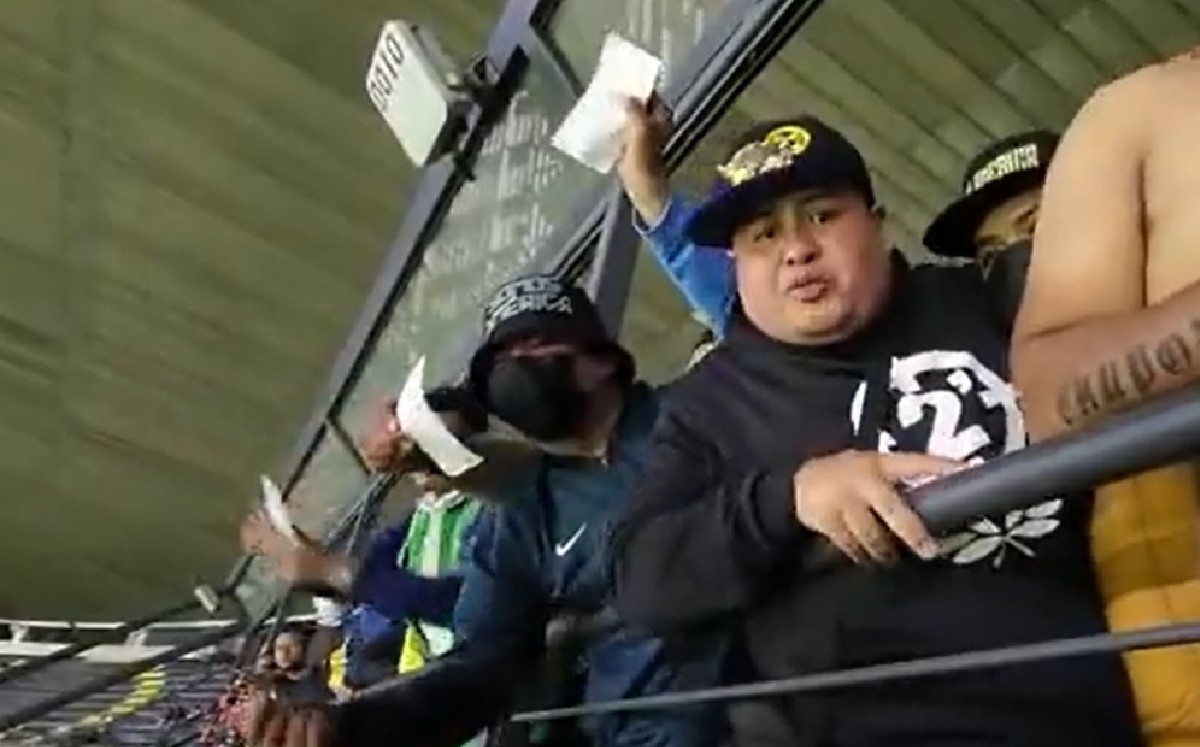 Policía retiró del Estadio Azteca a grupo de aficionados que no estaban credencializados (Especial)
