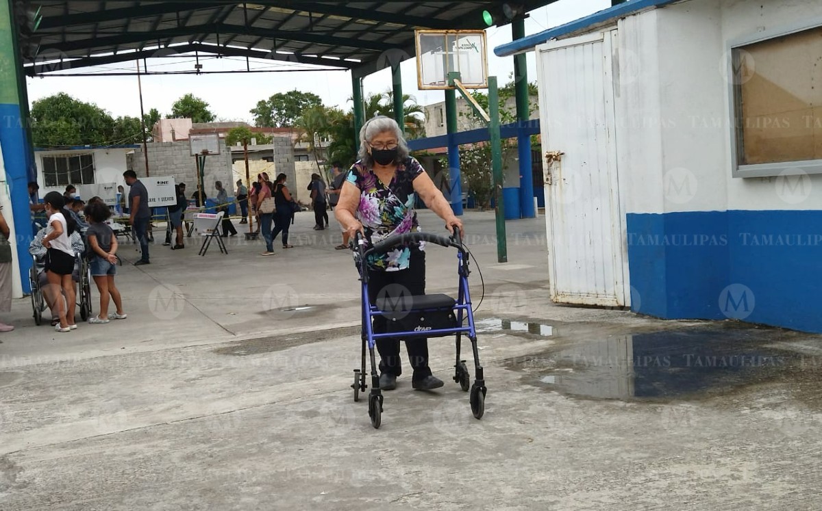 Adultos mayores acuden en sillas de ruedas y andadores a revocación de mandato