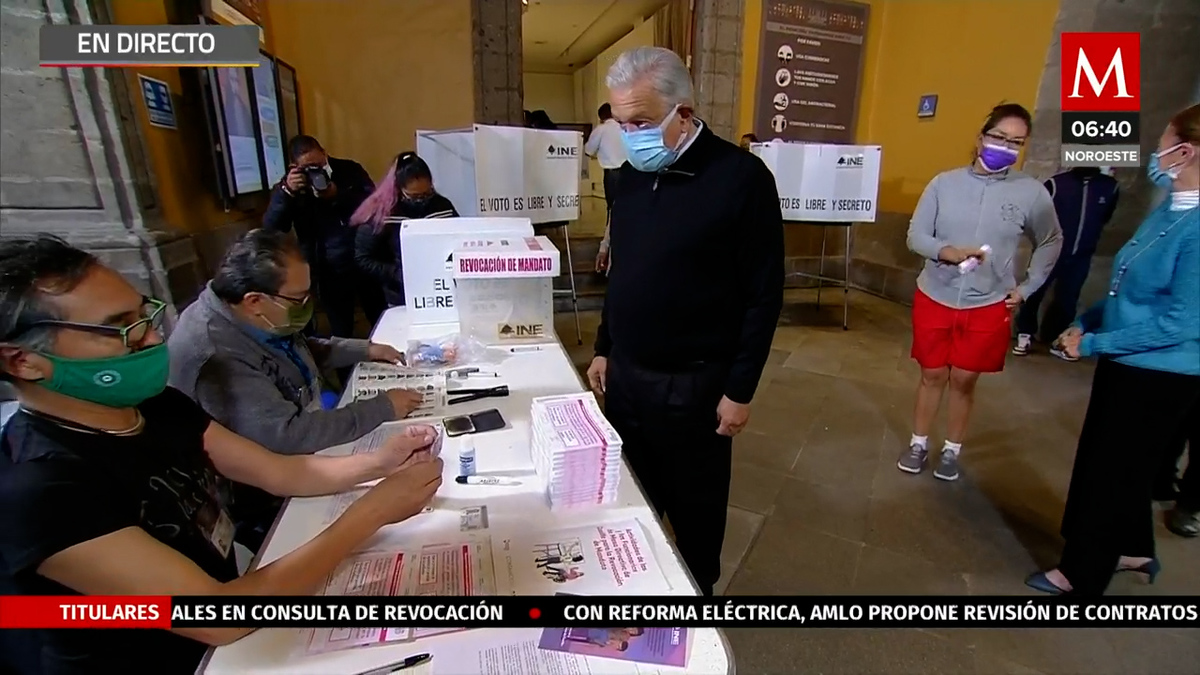 AMLO emite su voto en la revocación de mandato