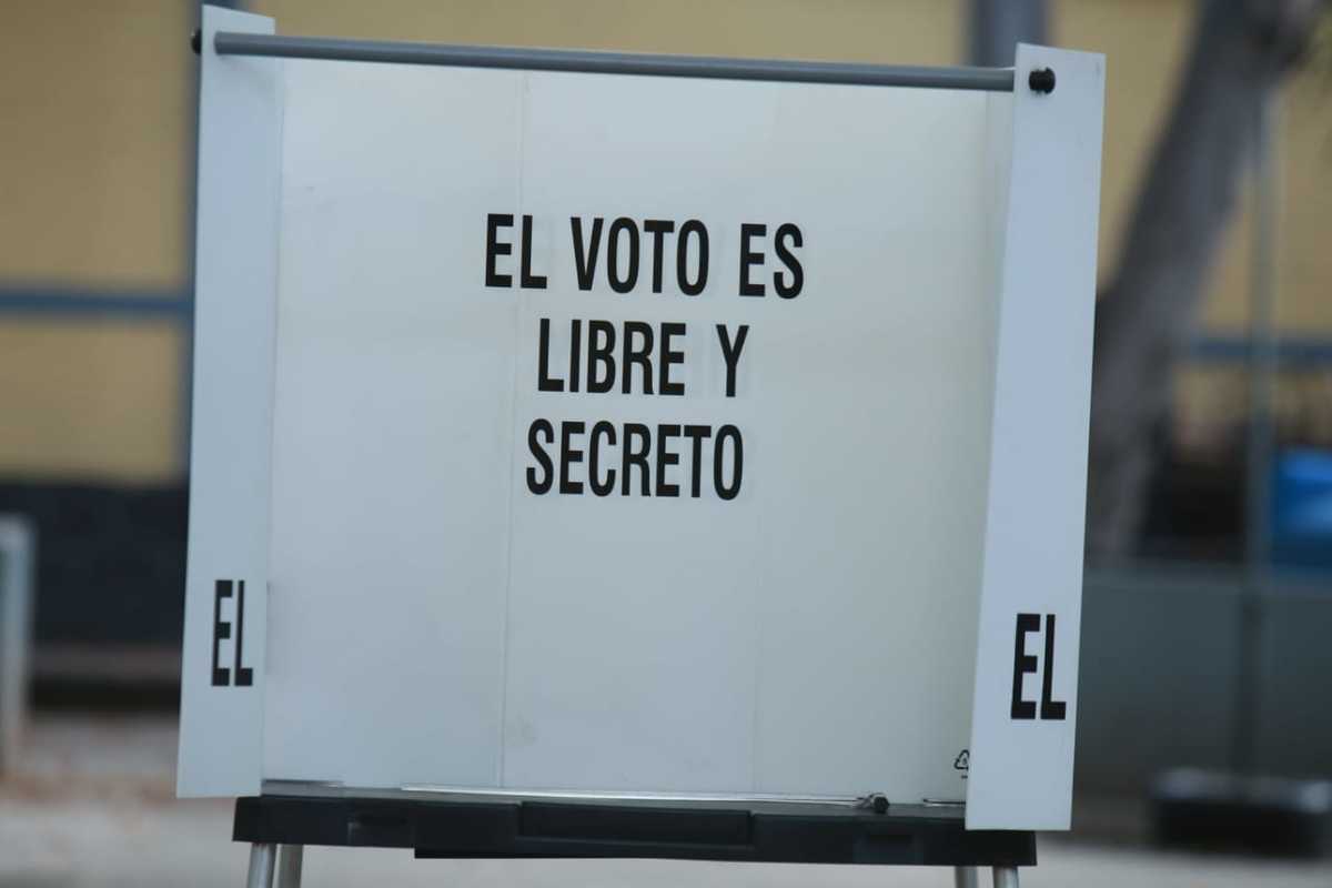 Casilla electoral colocada para la consulta de revocación de mandato. | Juan Carlos Bautista
