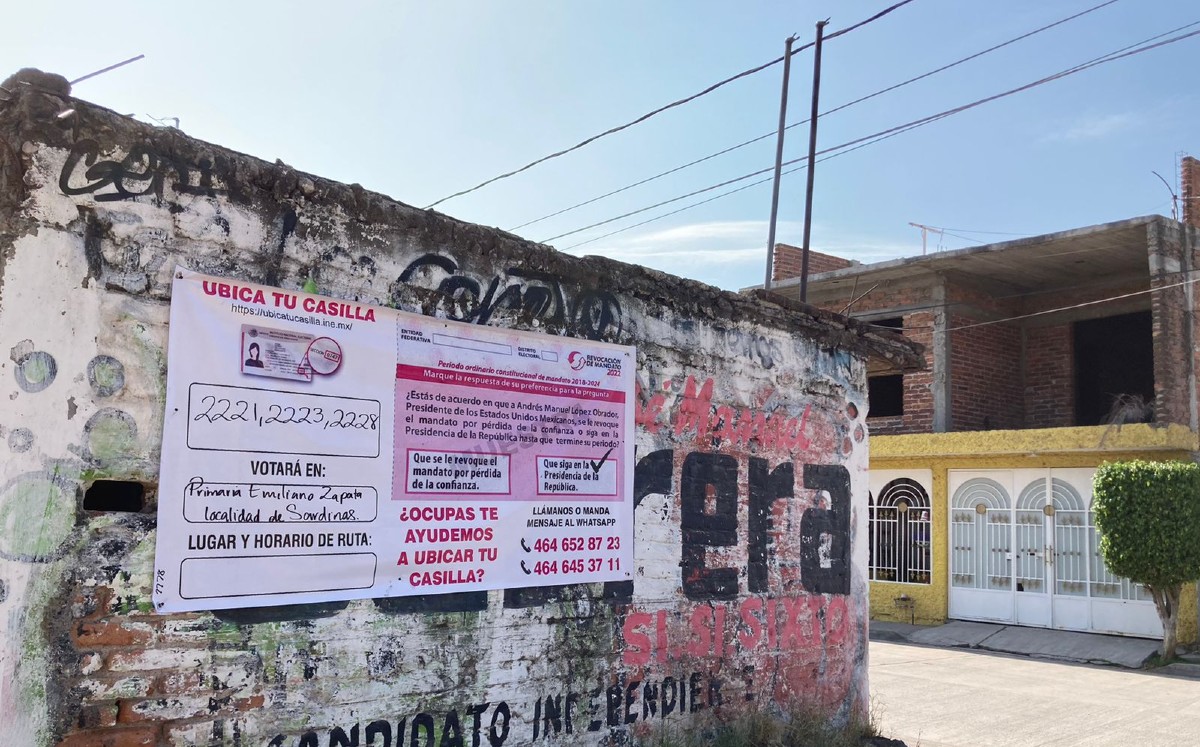 También se había colocado propaganda cerca de la casilla de votación / Foto: Wendoline Adame