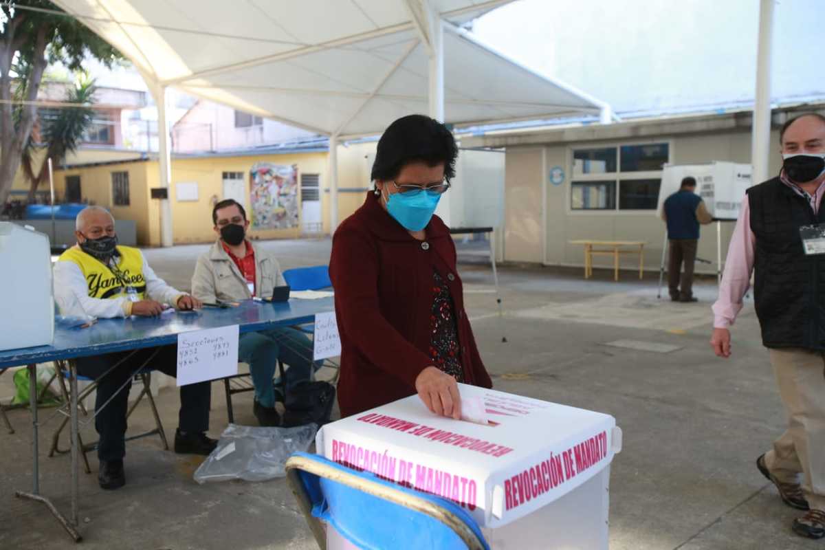 En la colonia Juárez comenzaron a ingresar temprano algunos votantes. | Foto: Juan Carlos Butista