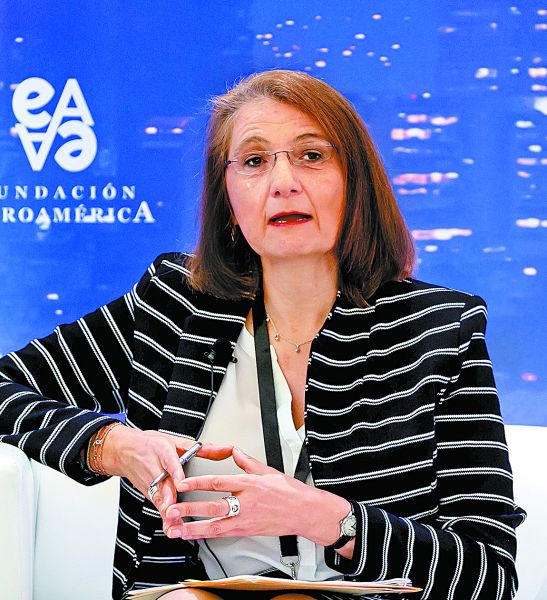 La funcionaria asegura que los convenios ayudan a fortalecer al país. José Méndez/EFE