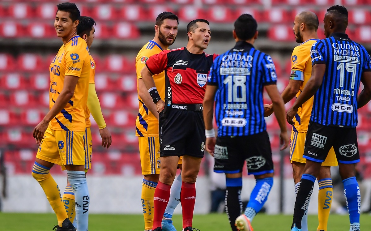 Hugo Ayala es expulsado tras dar una patada a jugador del Querétaro (Mexsport)