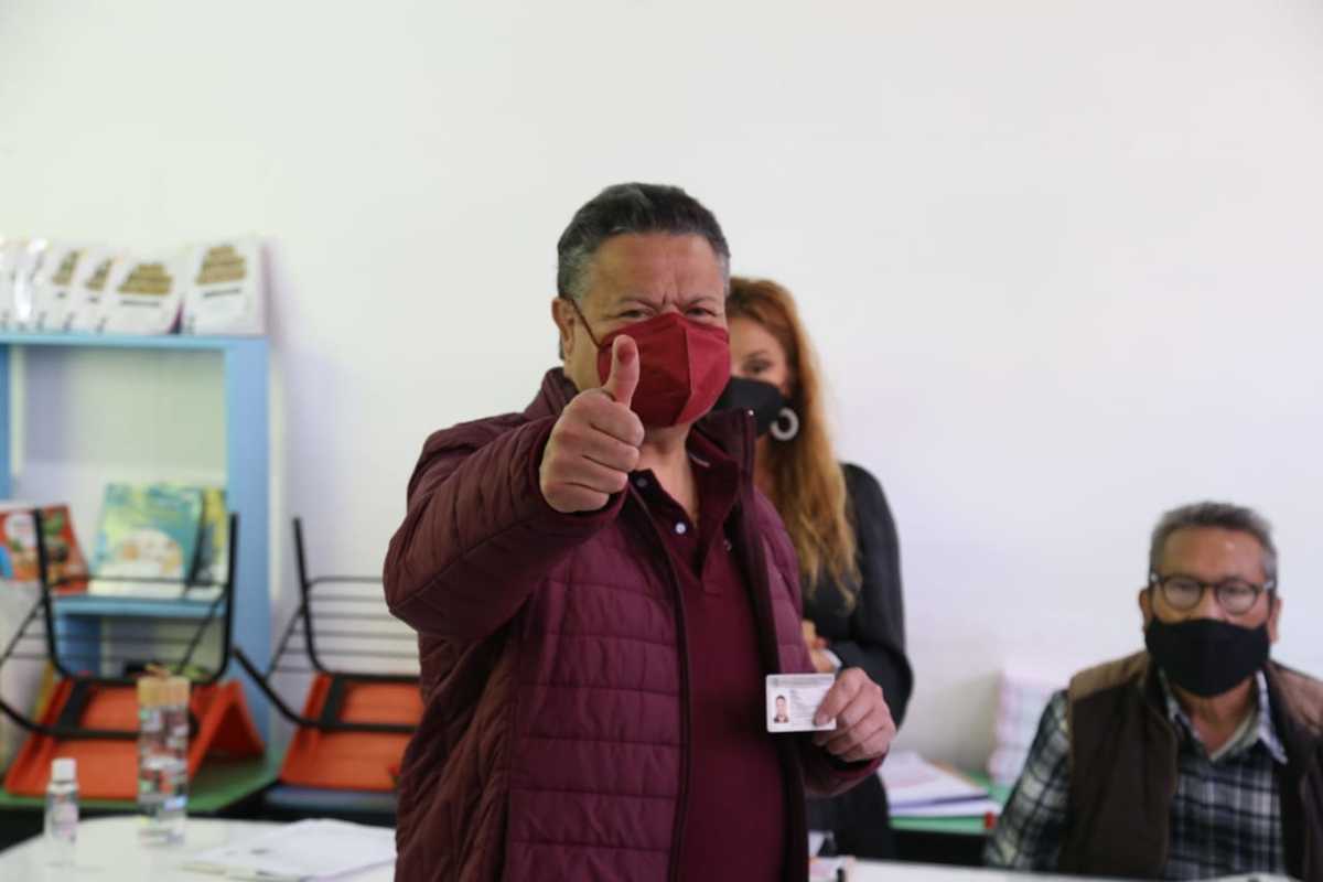 Julio Menchaca, candidato a gobernador de Hidalgo, emitió su sufragio para la revocación de mandato