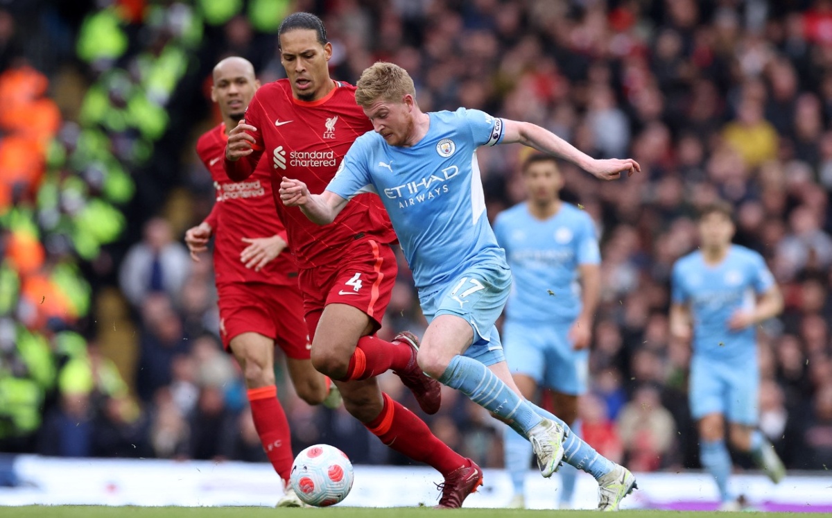 Manchester City y Liverpool empatan en trepidante encuentro; Premier League sigue viva (Reuters)