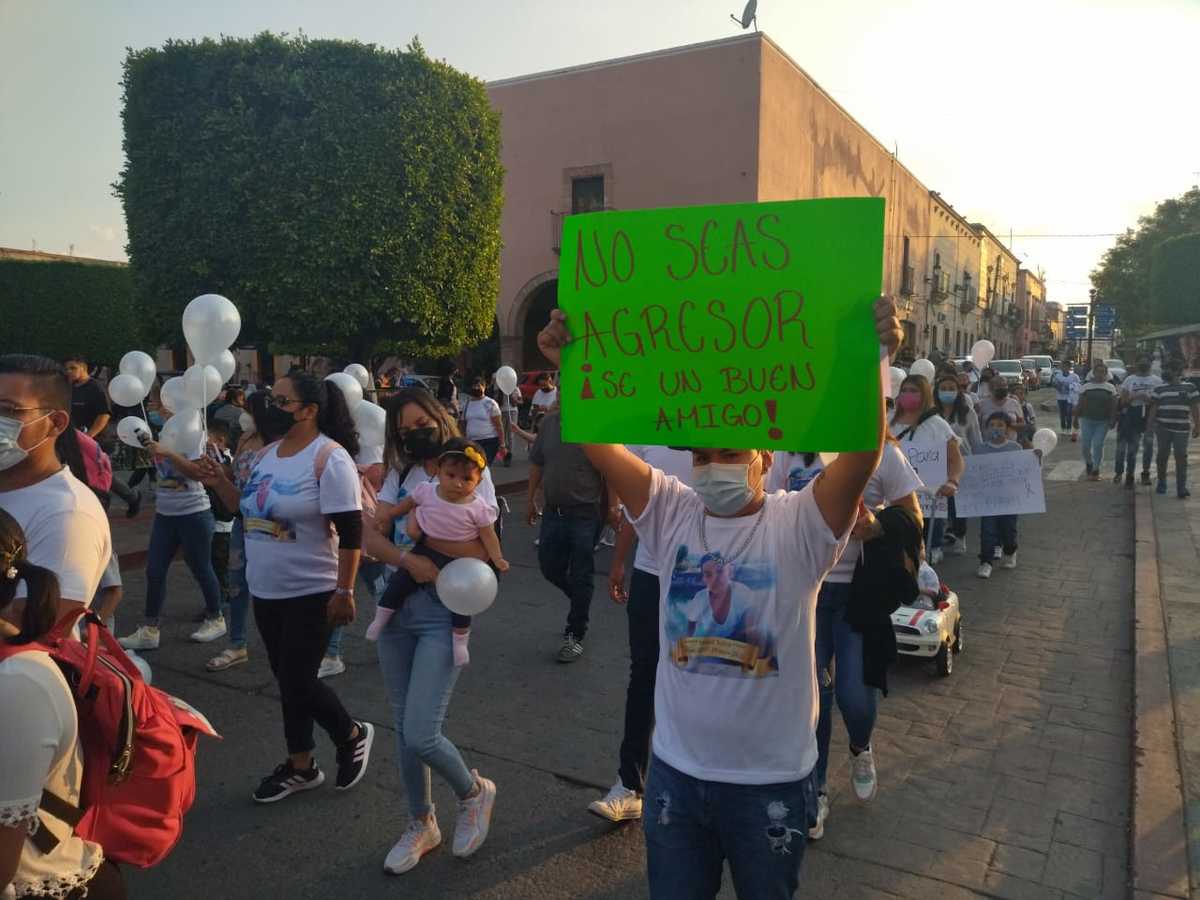 Se manifiestan de manera pacífica familiares de víctima de bullying en Lagos de Moreno (Diana Barajas)