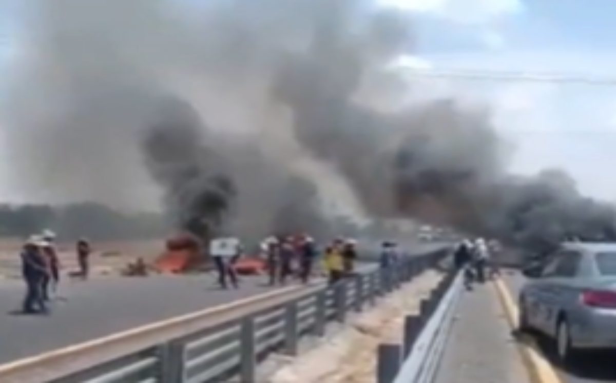 Más de tres horas de bloqueo y quema de llantas en la Puebla-Orizaba | Especial
