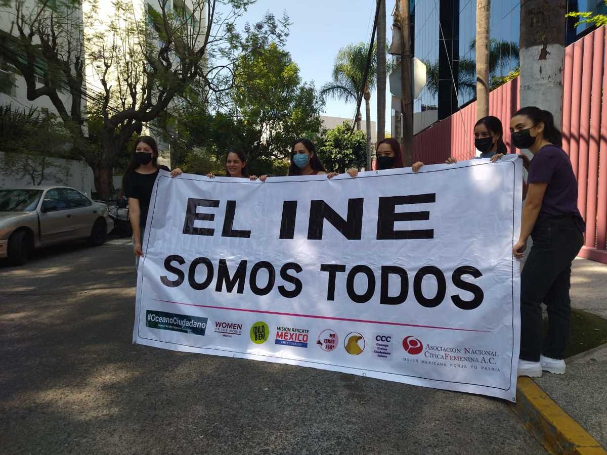 Alrededor de 20 personas se manifestaron afuera del INE Jalisco. (Rosario Álvarez)