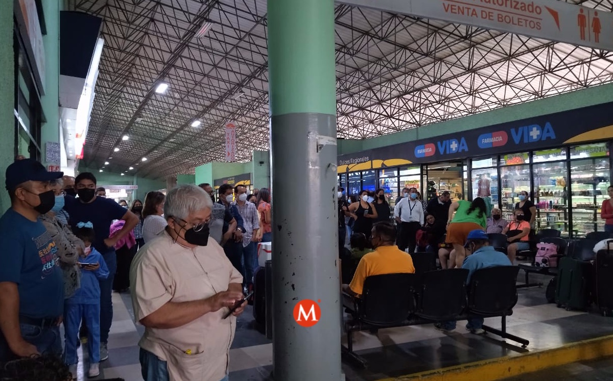 Población foránea acude a Central de Autobuses de Tampico para revocación de mandato. (Cristina Gómez)