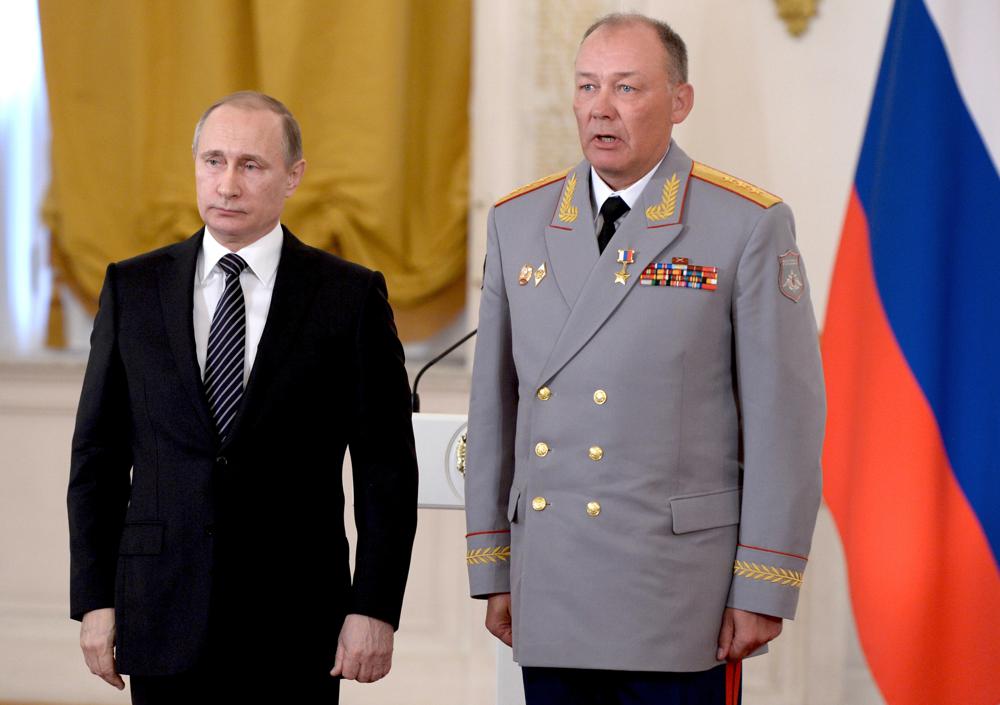 El presidente ruso, Vladimir Putin, posa con el coronel general Alexander Dvornikov. (AP)