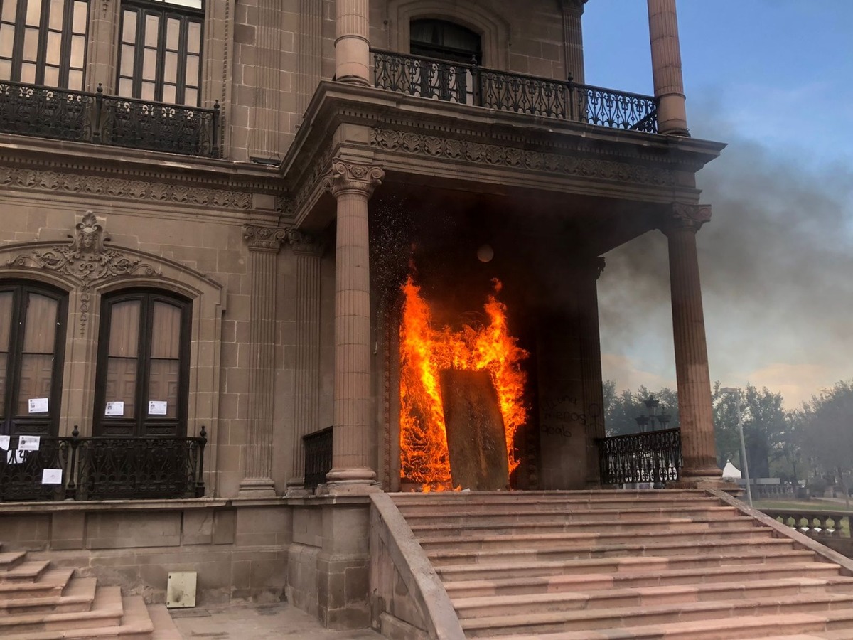 Una puerta del Palacio de Gobierno fue incendiada. Foto: Vianca Treviño