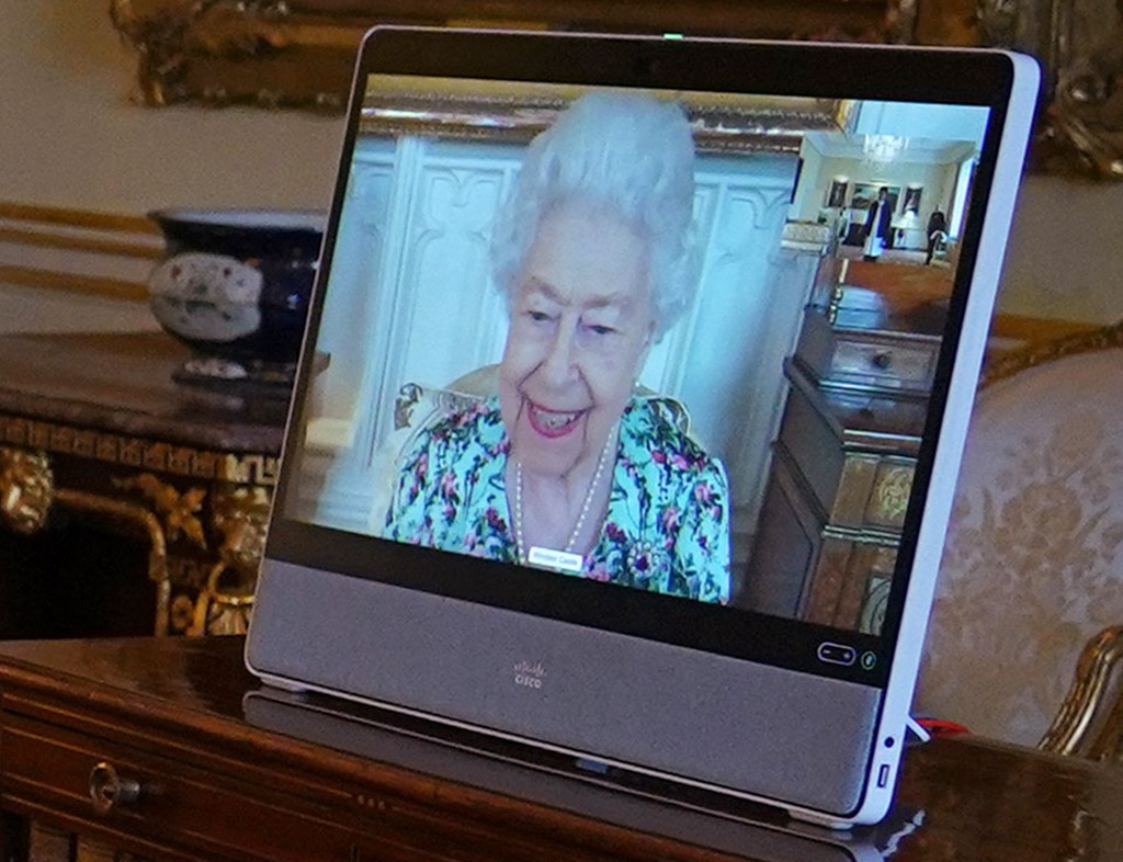 La reina Isabel II durante una conferencia virtual. (AP)