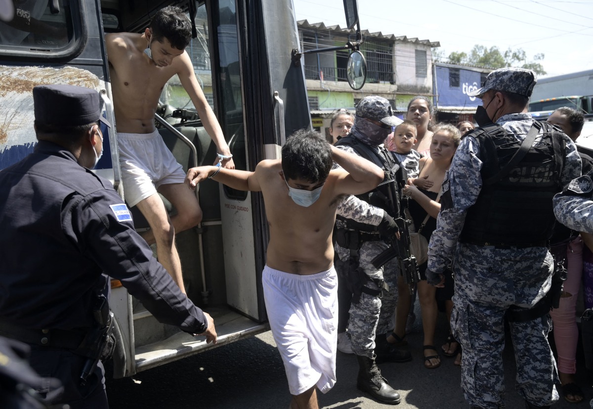 El Salvador experimentó un repunte de homicidios que del 25 al 27 de marzo dejó 87 personas muertas. (AFP)