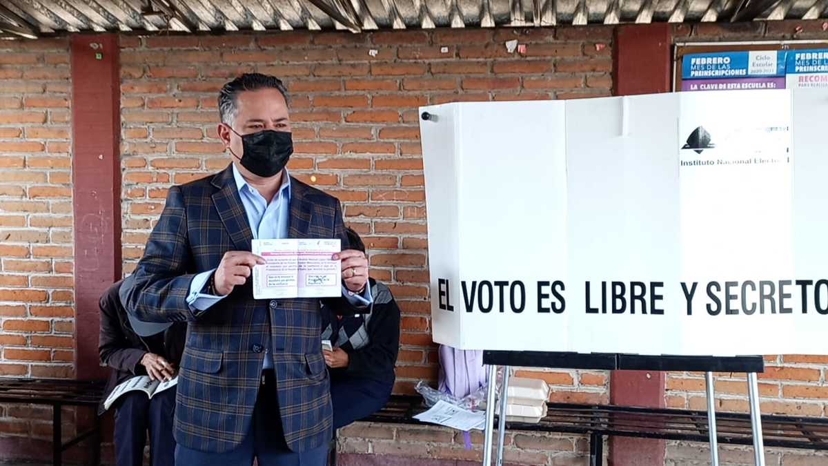 Santiago Nieto tras votar en la consulta.