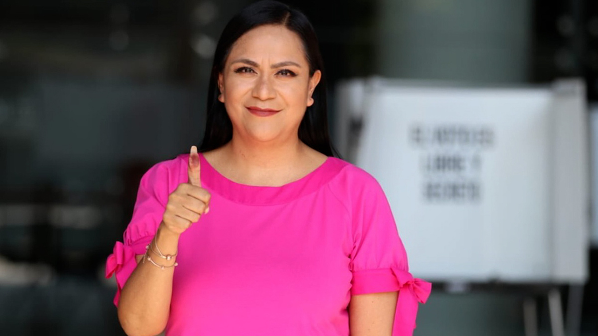 Secretaria de Bienestar vota en consulta de revocación de mandato.