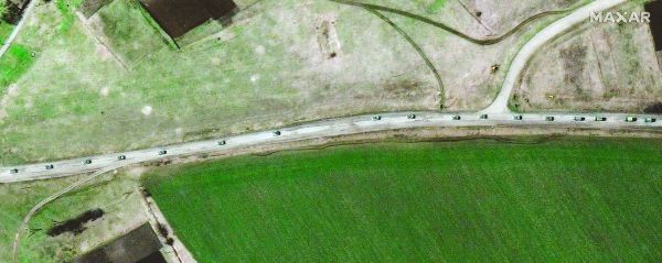 La columna militar fue captada en Velykyi Burluk, localidad situada a unos 100 kilómetros al este de Jarkov. Reuters