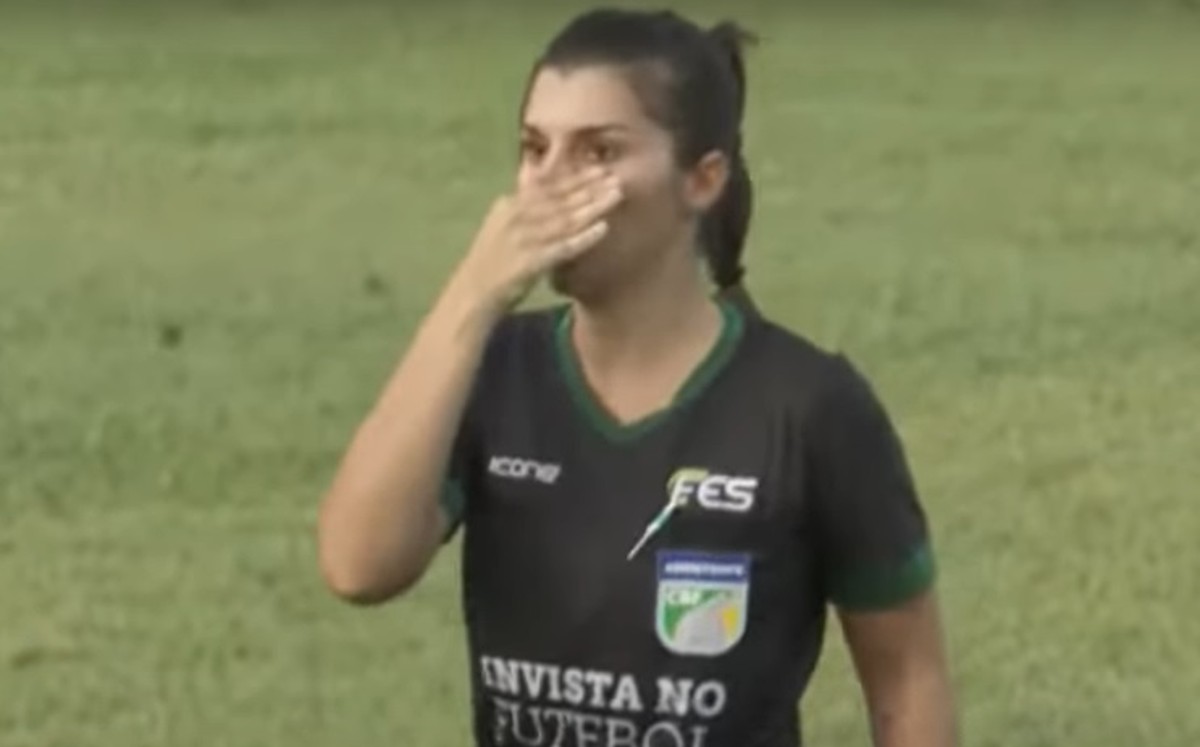 Entrenador de futbol da un cabezazo a jueza de línea (Especial)