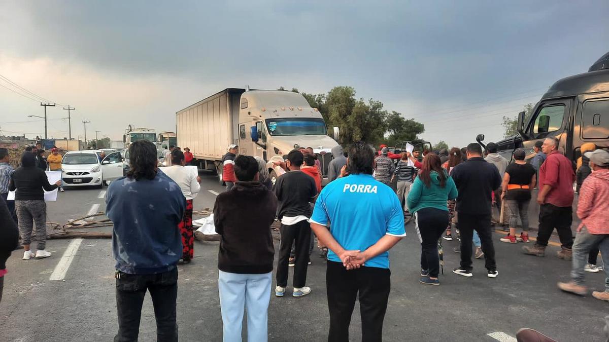 La protesta dejó al menos dos kilómetros de carga vehicular.