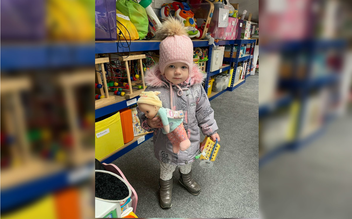 Niña ucraniana encuentra la misma muñeca que dejó tras huir de la invasión rusa | Twitter @StripeyStork