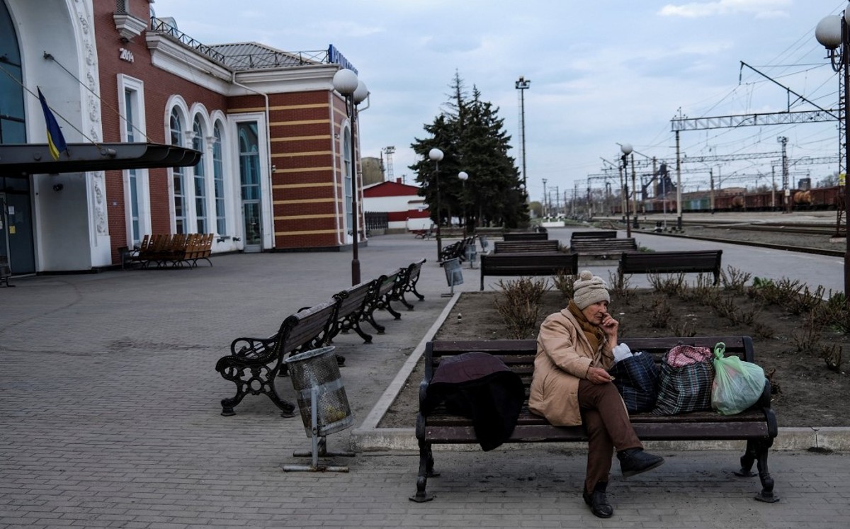 Una mujer fuera de la estación de tren de Kramatorsk. | AFP