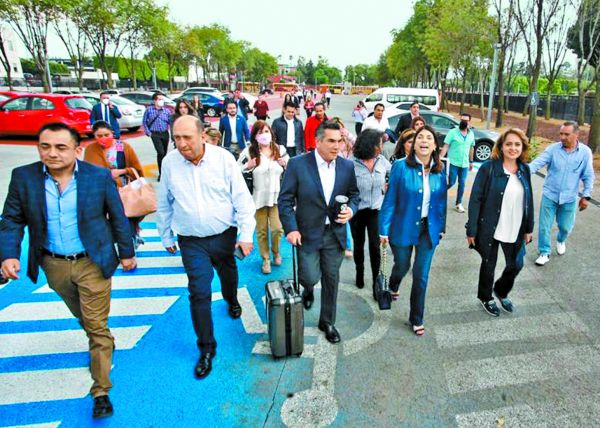 Alejandro Moreno y Rubén Moreira, del PRI, llegan a la Cámara, donde ayer se aprobó la propuesta. Araceli López y Especial