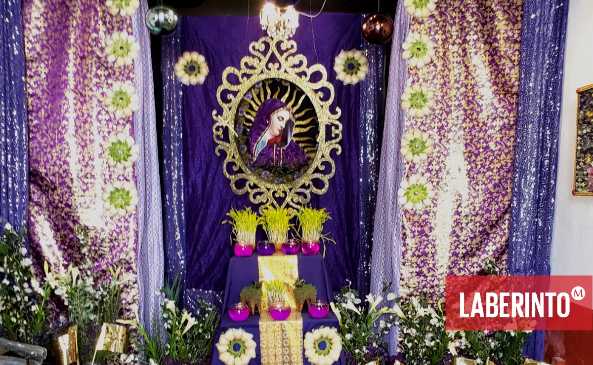 Altar a la Virgen Dolorosa elaborado por el escenógrafo Boris 'Spider' Loredo en la galería La Mano Mágica.