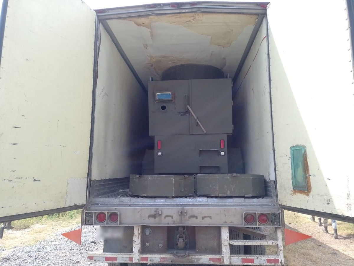 Aseguran tráiler con blindaje artesanal en Jamay (Cortesía)