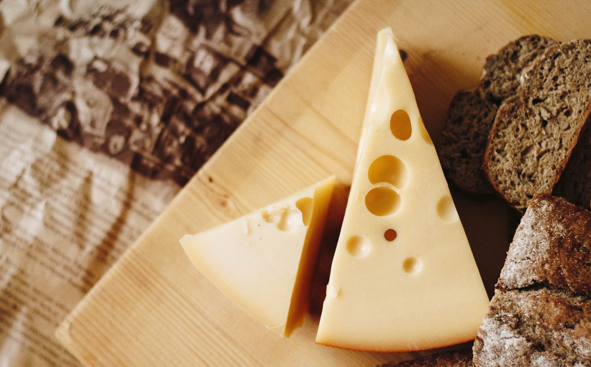 Te decimos cuándo debes de tirar un queso, no siempre depende si tiene moho (Pexels).