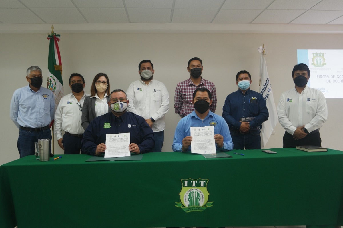 Directivos en la firma de convenio para colaboración. (cortesía)