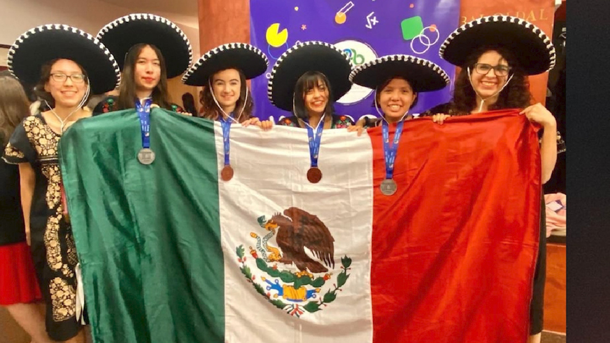 Jóvenes mexicanas obtienen medalla en olimpiada europea