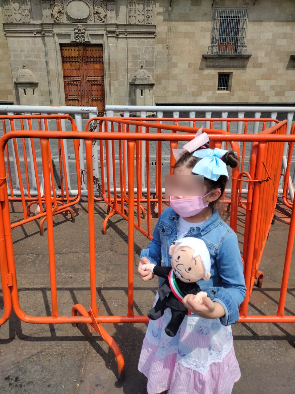 La niña está feliz con su peluche de AMLO. Juega con él. (Michelle Mejía)