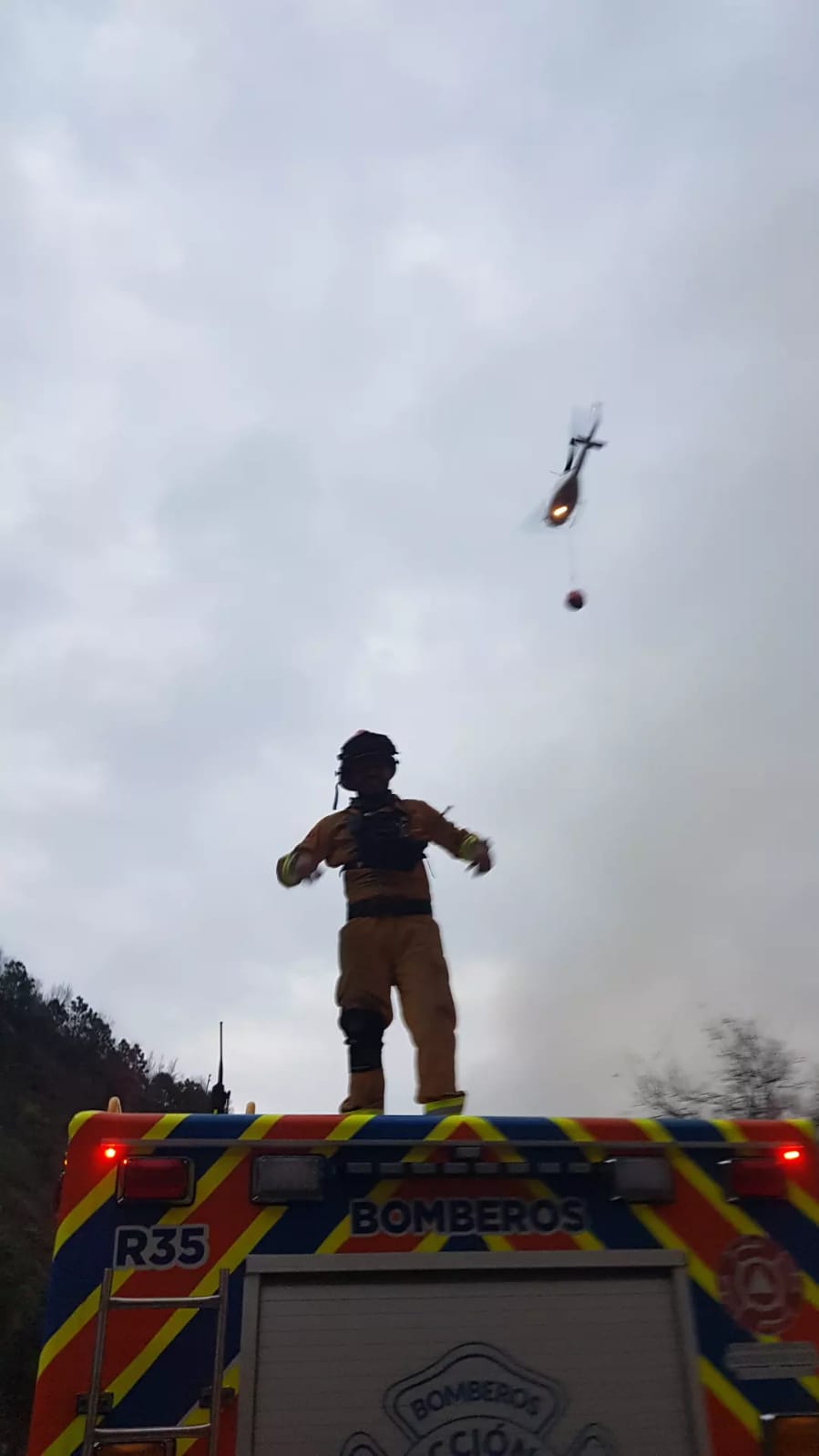 Nueve aeronaves combaten incendio en sierra de Santiago, NL. Foto: Protección Civil de Nuevo León