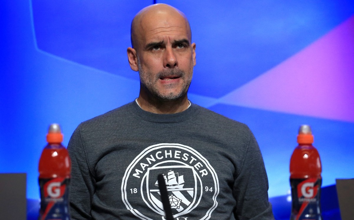 La reacción de Guardiola al enterarse en plena entrevista que un jugador se va de Manchester City (AFP)