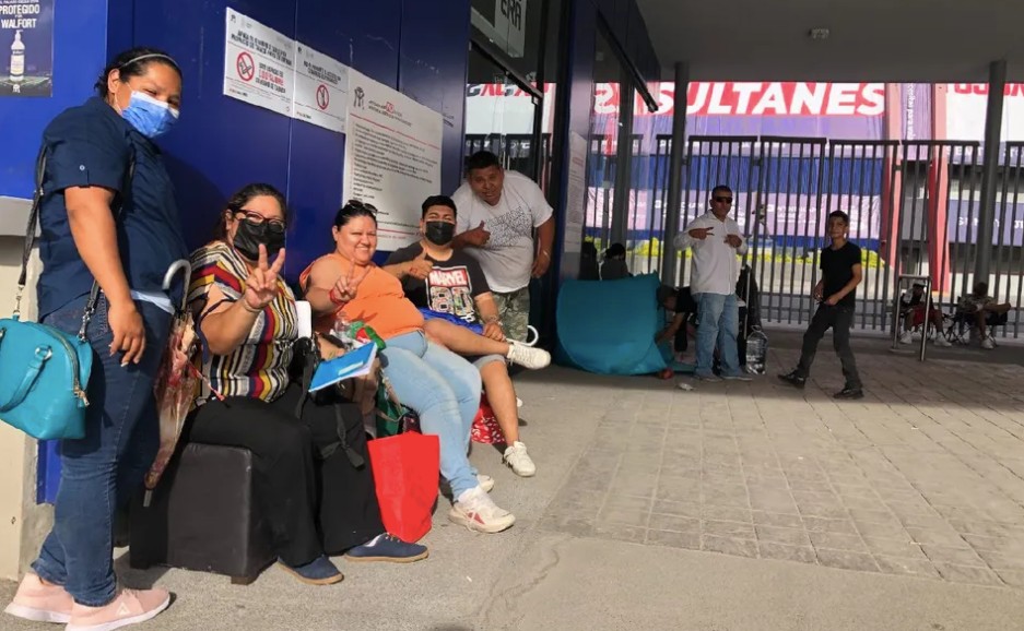 Regios inician fila para comprar boletos de concierto de Daddy Yankee. Foto: Ángel Martínez.