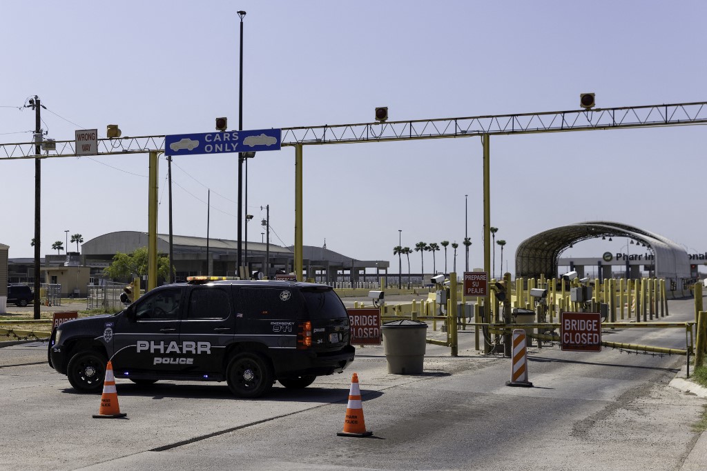 Las autoridades de Texas están buscando controlar los camiones para evitar el ingreso de migrantes. (AP)